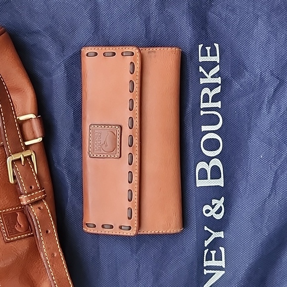 Dooney and Burke Saddlebag and Wallet Floritine. - Picture 10 of 12